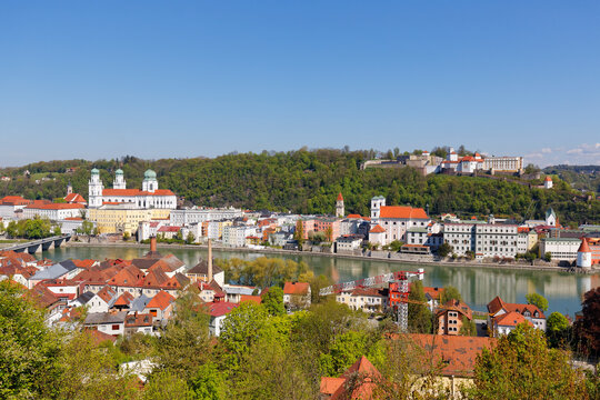 Germany, Bavaria, Lower Bavaria, Passau, View of St Stephans Cathedral and Veste Oberhaus, Innstadt and Inn river