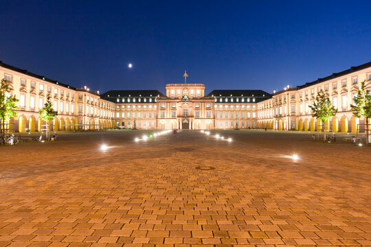Germany, Baden-W�rttemberg, Mannheim, View of baroque palace at night