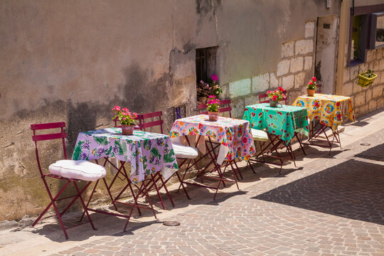 France, Provence-Alpes-Cote d'Azur, Bouches-du-Rhone, Cassis, Restaurant in an alleyway