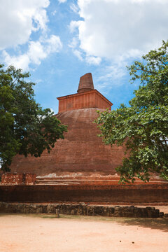 A jetavaranama dagoba (stupa). Anuradhapura, Sri Lanka