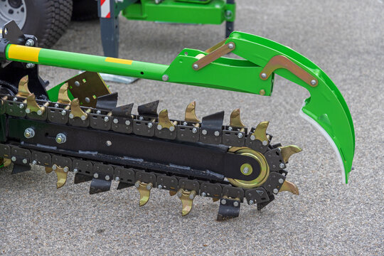 Auger Chain Trencher Digger Cleaner Machine Attachement
