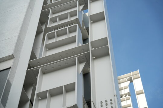 A steel seismic structure is installed on a building facade.