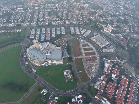 Aerial view of Kota Wisata in Cibubur featuring a large shopping mall, residential housing clusters, green spaces, and road networks in Kecamatan Gunung Putri, Jawa Barat, Indonesia.