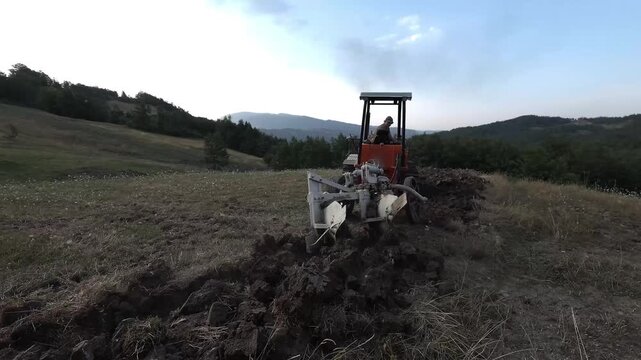 Lavorazioni agricole con mezzo cingolato | aratura con bivomere