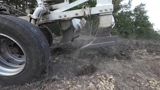 Lavorazioni agricole con mezzo cingolato | aratura con bivomere