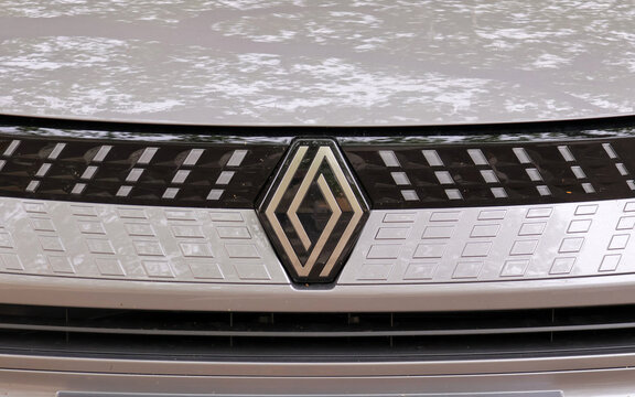 Capot d 'une voiture fran&ccedil;aise Renault