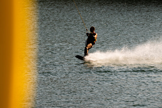Wassersport - Sportler beim Wakeboarden	
