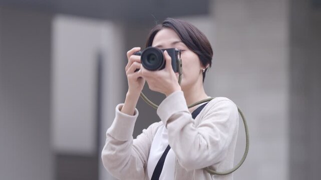 カメラで撮影する女性