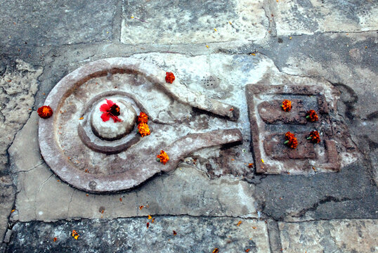 shiva linga in hindu temple
