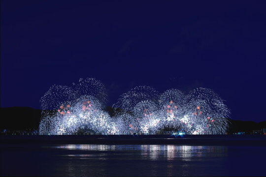 湖面に映る花火　びわこ花火