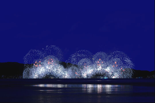 湖面に映る花火　びわこ花火