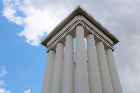Architecture n&eacute;oclassique : monument blanc &agrave; colonnes sous un ciel bleu