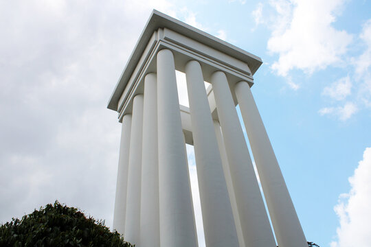 Architecture n&eacute;oclassique : monument blanc &agrave; colonnes sous un ciel bleu