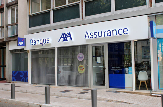 Devanture d'une agence d'assurance AXA avec enseigne en fa&ccedil;ade