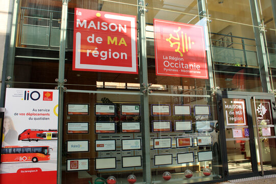 Devanture de La Maison de Ma R&eacute;gion Occitanie avec enseigne en fa&ccedil;ade