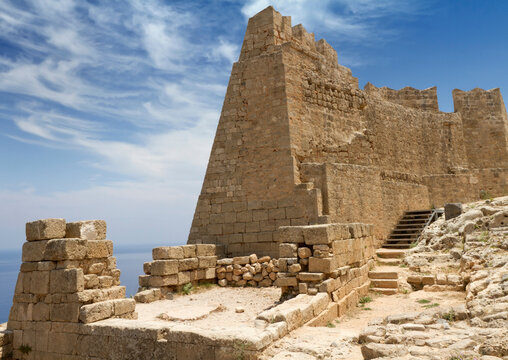 Acr&oacute;pole de Lindos, Muralhas, Castelo dos Cavaleiros