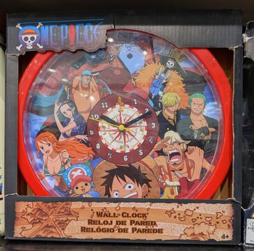 Vista de cerca de un colorido reloj de pared con personajes de One Piece, en tienda Toy Planet en Madrid, Espa&ntilde;a, 1 de junio de 2026