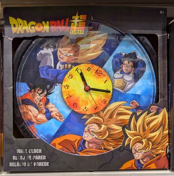 Vista de cerca de un colorido reloj de pared con Goku y Vegeta de Dragon Ball Super, en tienda Toy Planet en Madrid, Espa&ntilde;a, 1 de junio de 2026