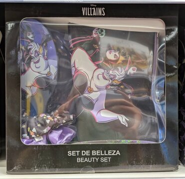 Set de belleza Villains Disney con Ursula, la Reina Malvada y Mal&eacute;fica, con diversos accesorios de belleza, en tienda Toy Planet, Madrid, Espa&ntilde;a, 1 de junio de 2026	
