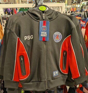 Ropa deportiva. Sudadera con cremallera y capucha del club de f&uacute;tbol franc&eacute;s Paris Saint - Germain PSG y etiqueta de Official Product, en tienda Lefties, Madrid, Espa&ntilde;a, 1 de junio de 2026