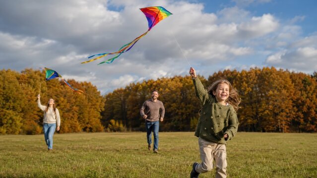 Familienausflug im polnischen Herbst: Eltern und Kind lassen auf einer Wiese bunte Drachen steigen und genie&szlig;en Natur, Bewegung und gemeinsame Freizeit auf einer herbstlichen Reise.