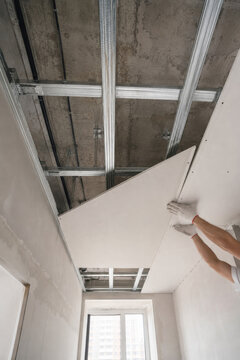 Trabajo de instalaci&oacute;n de paneles en el techo en una obra de construcci&oacute;n