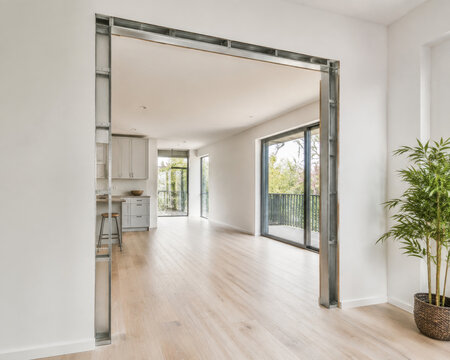 Espacio interior con vista a la naturaleza en una casa moderna con ventanas amplias y decoraci&oacute;n sencilla