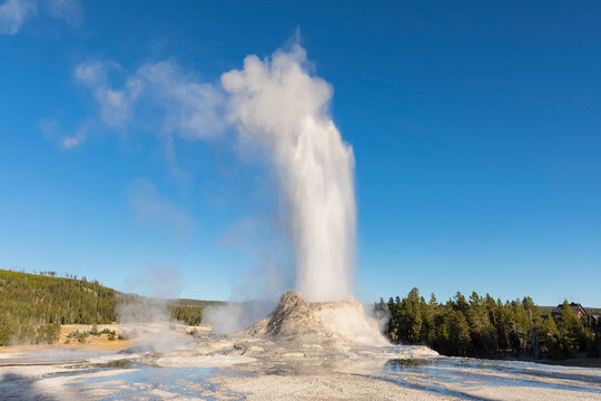 USA, Wyoming, Yellowstone National Park, Upper Geyser Basin, Castle Geyser erupting