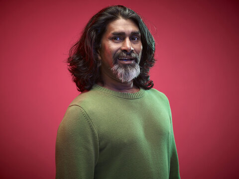 Portrait of surprised man in front of red background