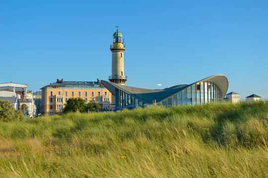 Germany, Warnemuende, view to lighthouse and restaurant