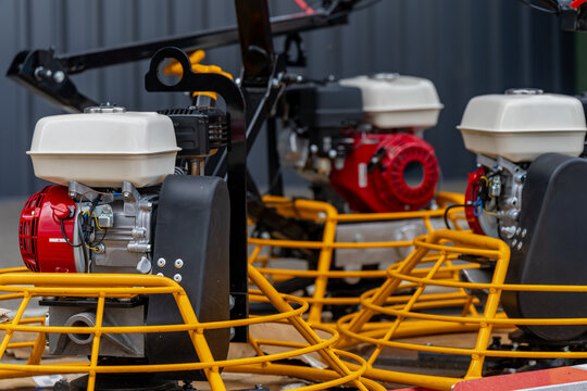 Heavy duty power trowel machines with internal combustion four stroke engines for concrete surface smoothing and slab finishing