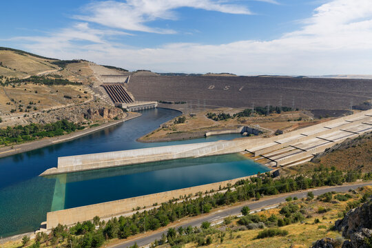 Turkey, Anatolia, South East Anatolia, Sanliurfa Province, Atatuerk Dam and Euphrates River