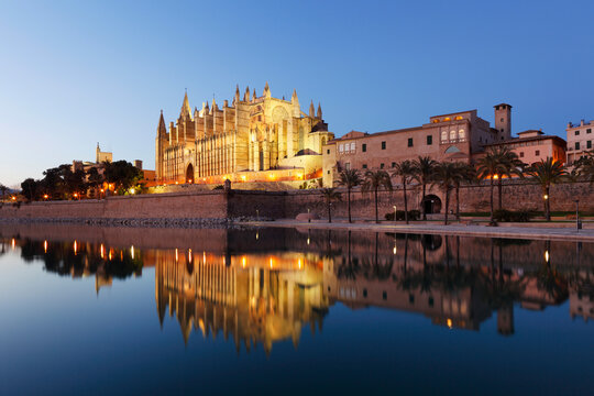 Spain, Balearic Islands, Majorca, Palma de Mallorca, Parc de Mar, Cathedral La Seu