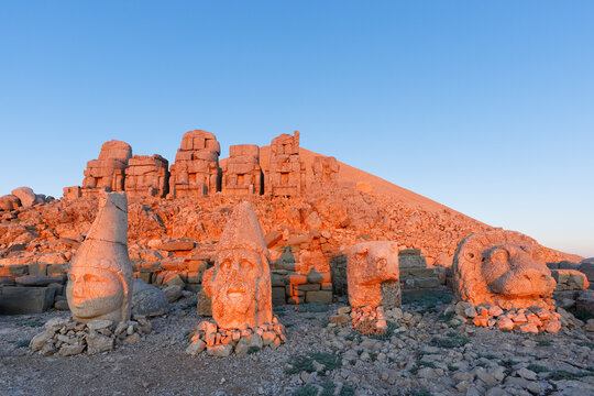 Turkey, Anatolia, Mount Nemrut, grave of Antiochos, stone heads