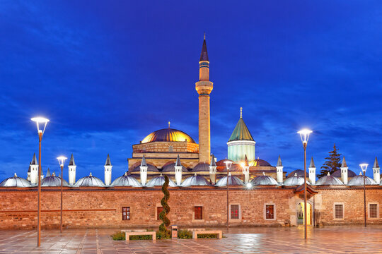 Turkey, Anatolia, Central Anatolia, Konya, Mevlana Museum, Mevlana Muezesi with Rumi Mausoleum in the evening