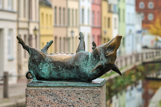 Wismar, Germany. Pig sculpture, one of the four sculptures of pigs on the four conrners of the Schweinsbrucke (Pigs' bridge). The sculptures by the German sculptor Christian Wetzel was created in 1989