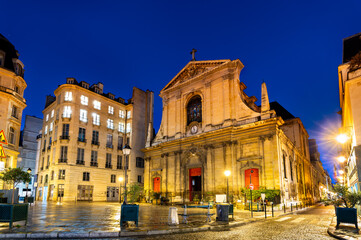 Fototapeta premium Night view of the historic Basilica of Notre Dame des Victoires located at Place des Petits Peres in Paris, France.