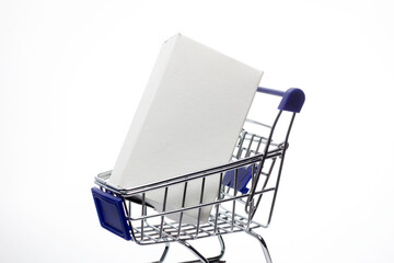shopping cart with blank box inside © paulomgodoy