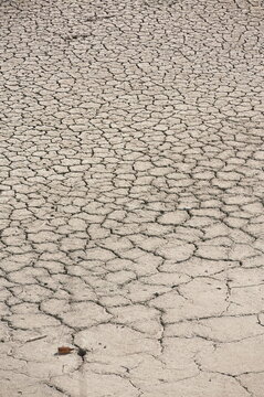Texture di terreno arido e spaccato dalla siccit&agrave;, concetto di cambiamento climatico