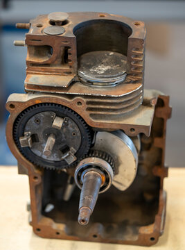 Otto engine demonstration model with cutaway four stroke engine for technical education and mechanical training