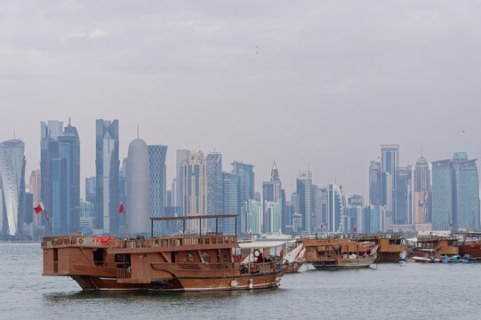 Les bateaux en bois dans le port de Doha sont appel&eacute;s des boutres, aujourd'hui utilis&eacute;s pour des croisi&egrave;res panoramiques avec en fond les gratte-ciel de la ville., Doha, Qatar. 