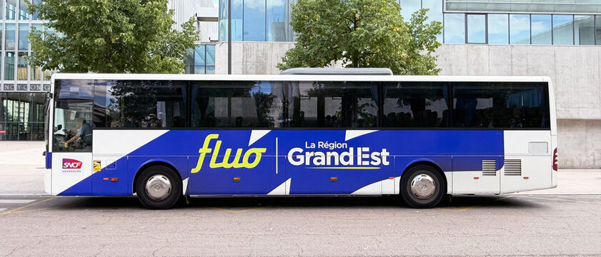 Autocar SNCF Fluo Grand Est stationne &agrave; la gare routi&egrave;re place de la R&eacute;publique &agrave; Nancy.