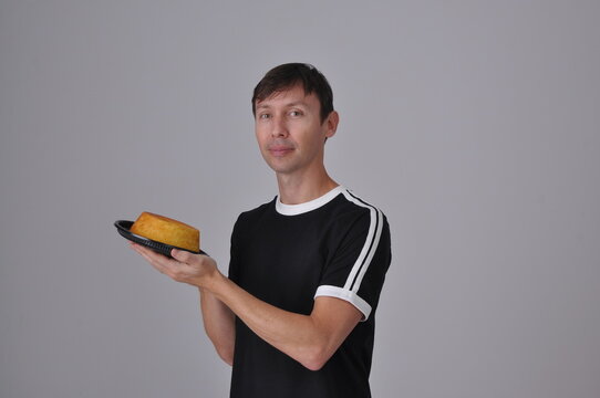 homem segura bolo de laranja delicioso 