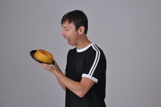 homem segura bolo de laranja delicioso 