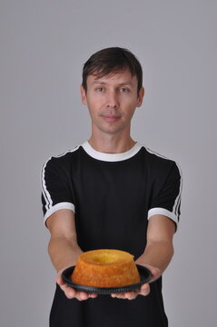 homem segura bolo de laranja delicioso 