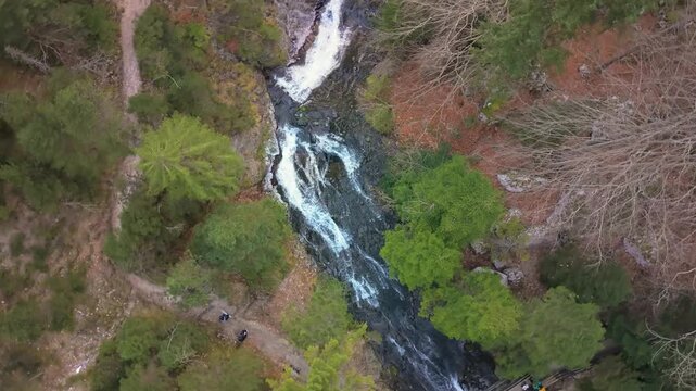 Survol en drone des cascades du cirque de Saint M&ecirc;me, o&ugrave; une rivi&egrave;re de montagne serpente entre les rochers et les conif&egrave;res au c&oelig;ur du massif de la Chartreuse.