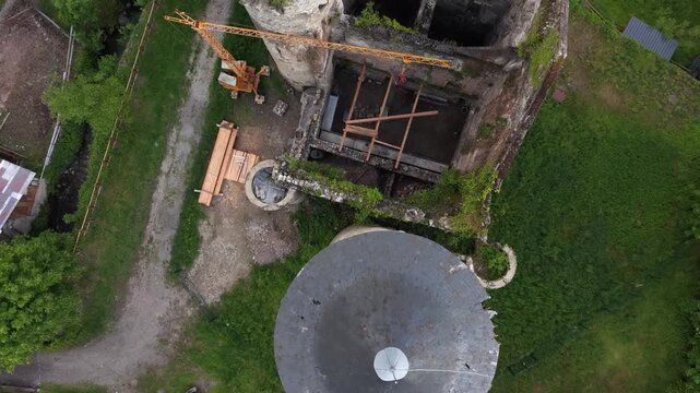 Vue a&eacute;rienne en plong&eacute;e de la forteresse de S&eacute;chilienne en cours de restauration, r&eacute;v&eacute;lant les travaux de r&eacute;novation et la structure historique du monument.