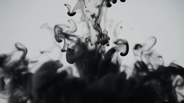 画面全体を覆い尽くす黒インクの広がり・トランジション素材