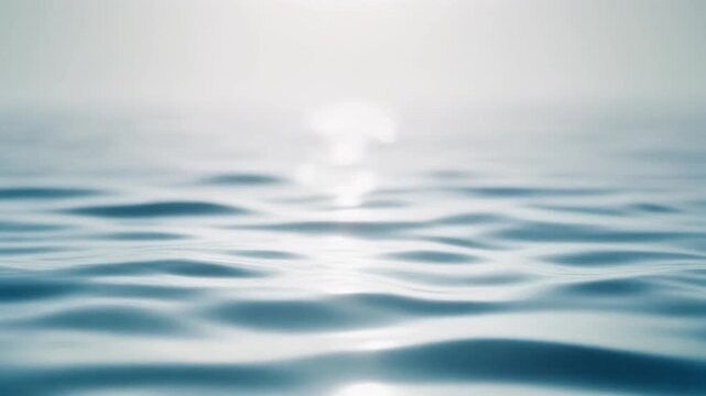 明るい白背景で穏やかに波打つ水面とコースティクス模様