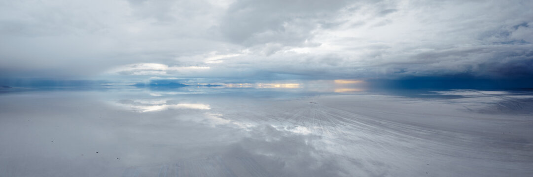 Panoramic view of reflections on the Salar de Uyuni salt flat, Bolivia